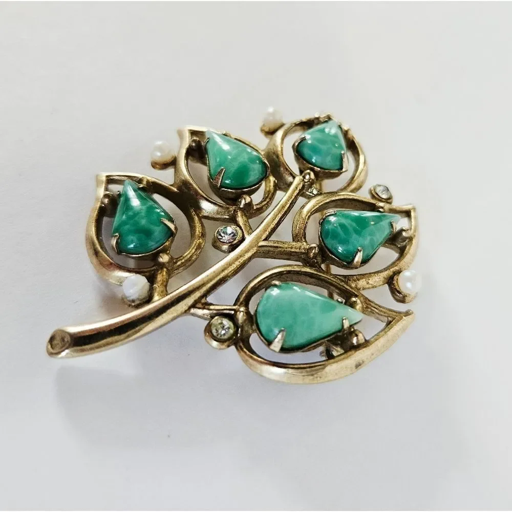 Vintage Gold Tone Prong Set Jade Cabochon Rhinestone Faux Pearl Leaf Brooch Pin